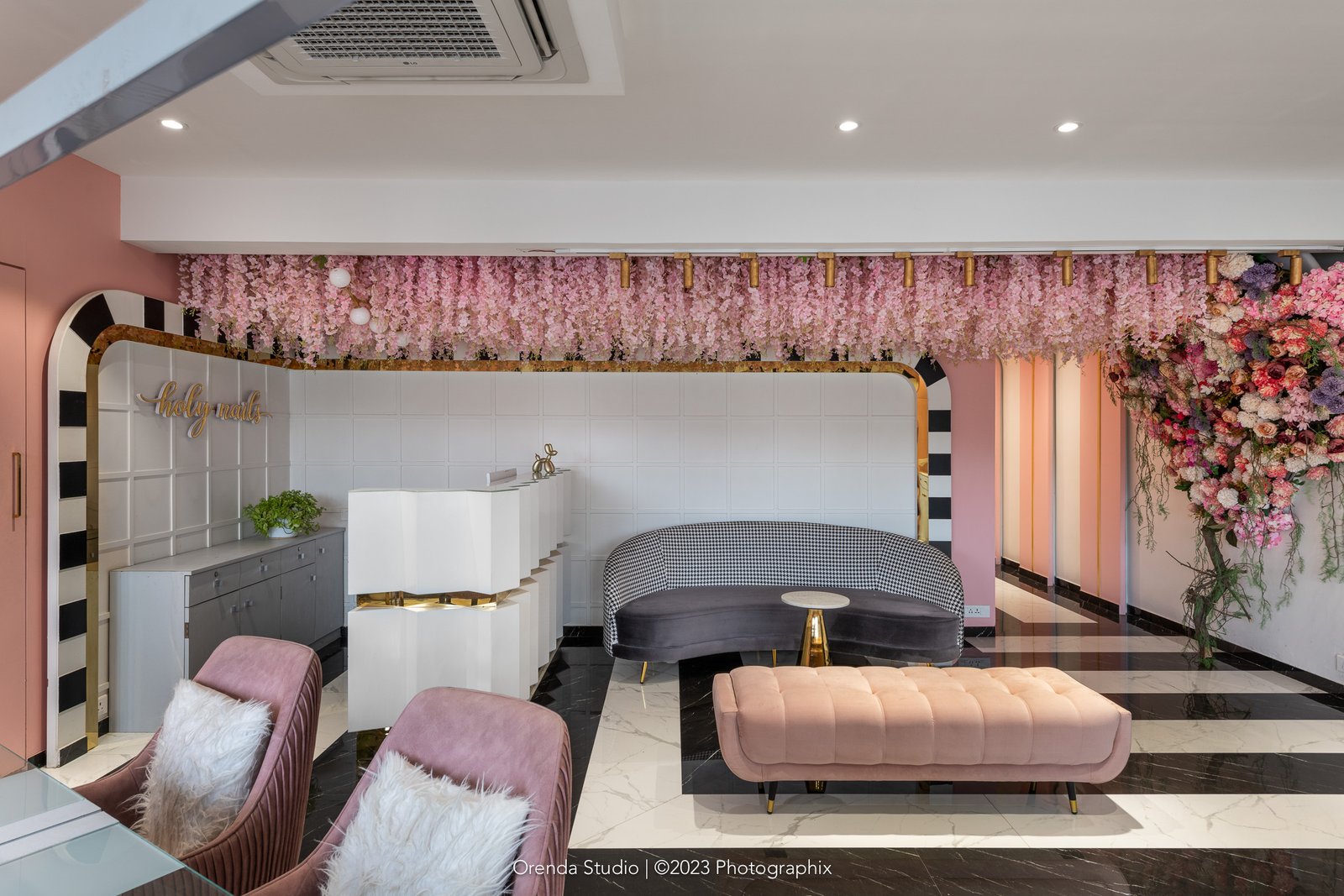Holynails, Pune